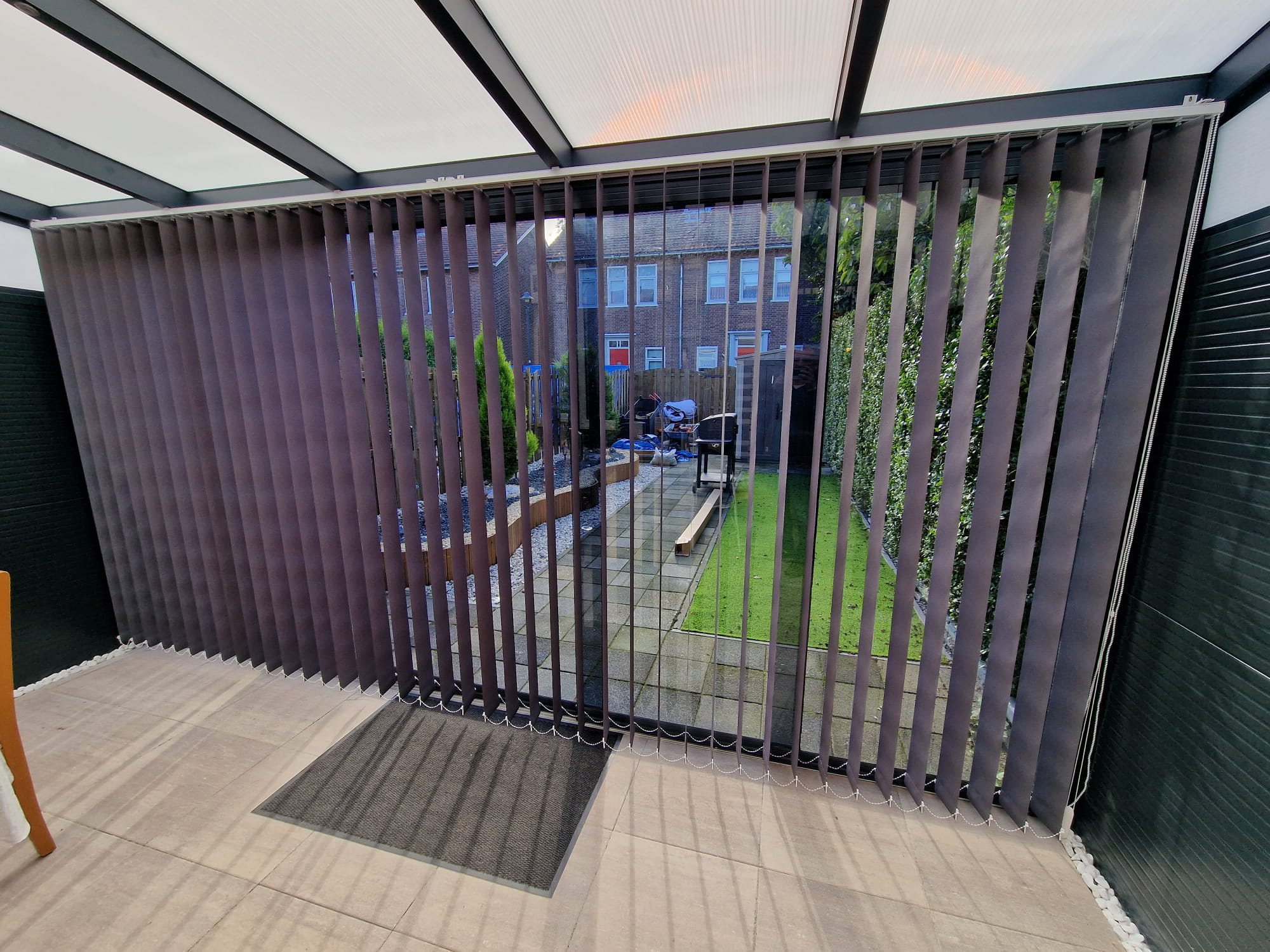 Żaluzje pionowe w dużym salonie Omegga